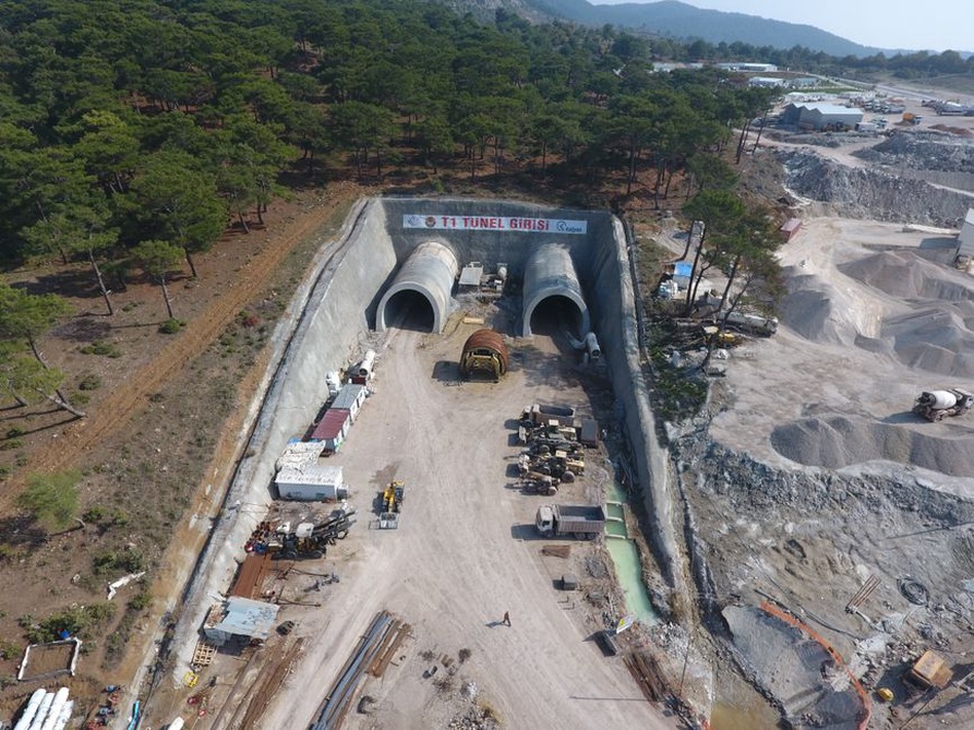 Workers reinforcing a tunnel in a seismic region