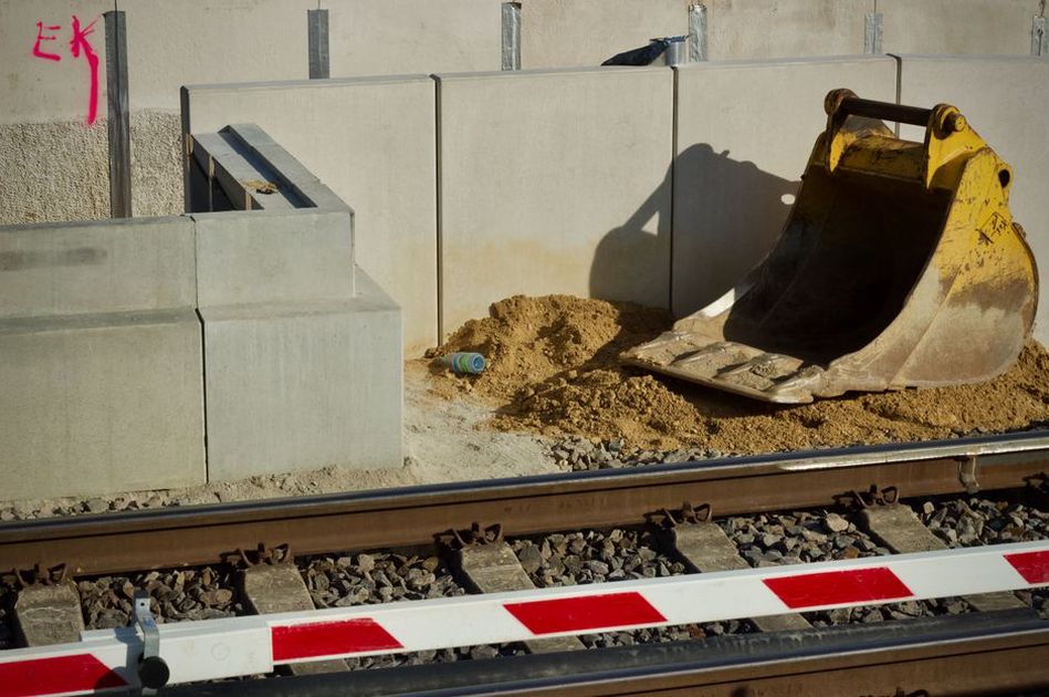 Reflective monitoring targets installed near retaining works