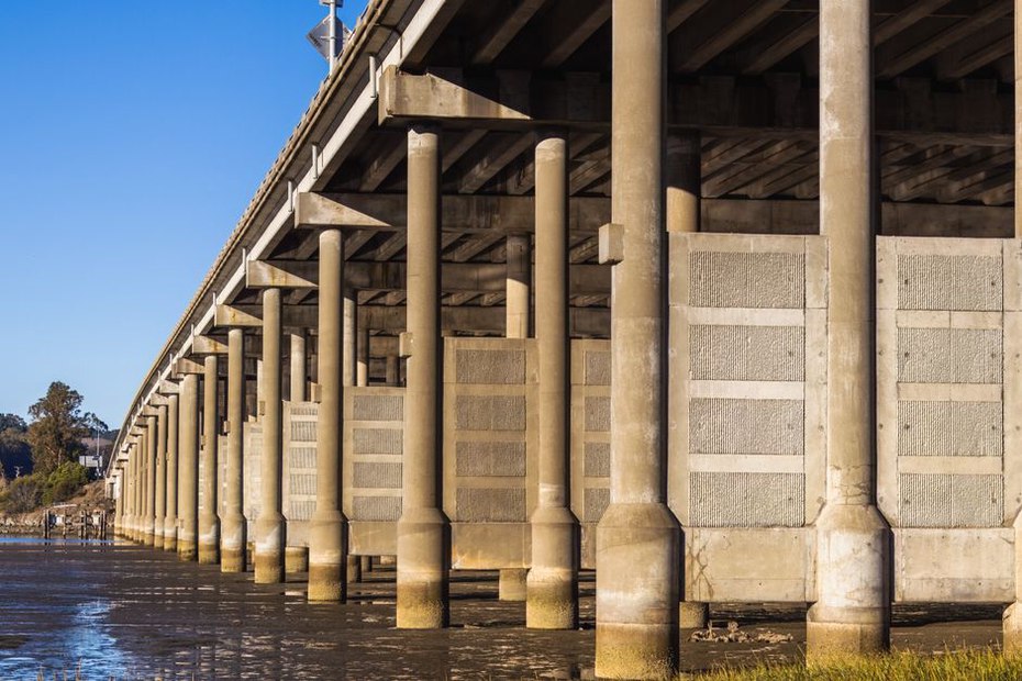 Soil layers and bridge supports considered together in seismic assessment