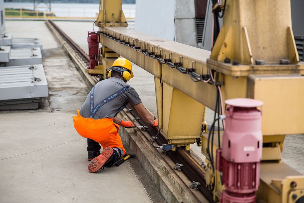 Engineers inspecting a bridge with diagnostic tools