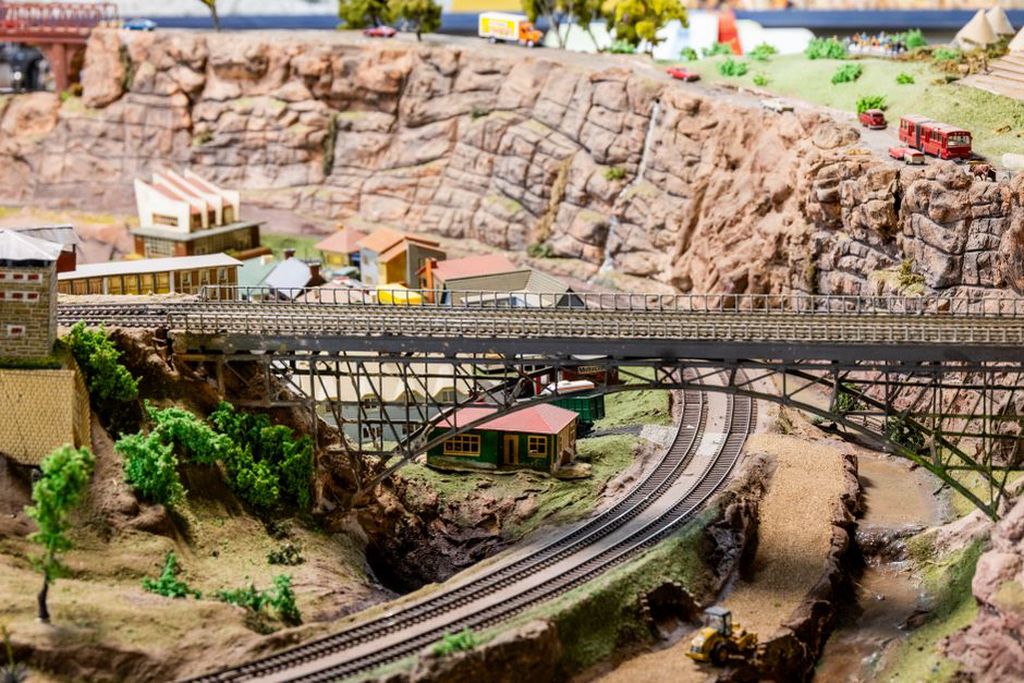 Nonlinear model showing bridge support movements