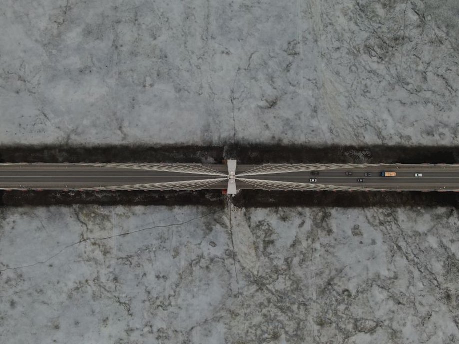 Bridge deck exposed to crosswinds above water
