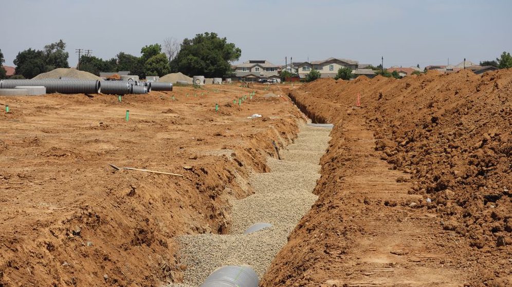 Perforated collector pipe surrounded by filter aggregate