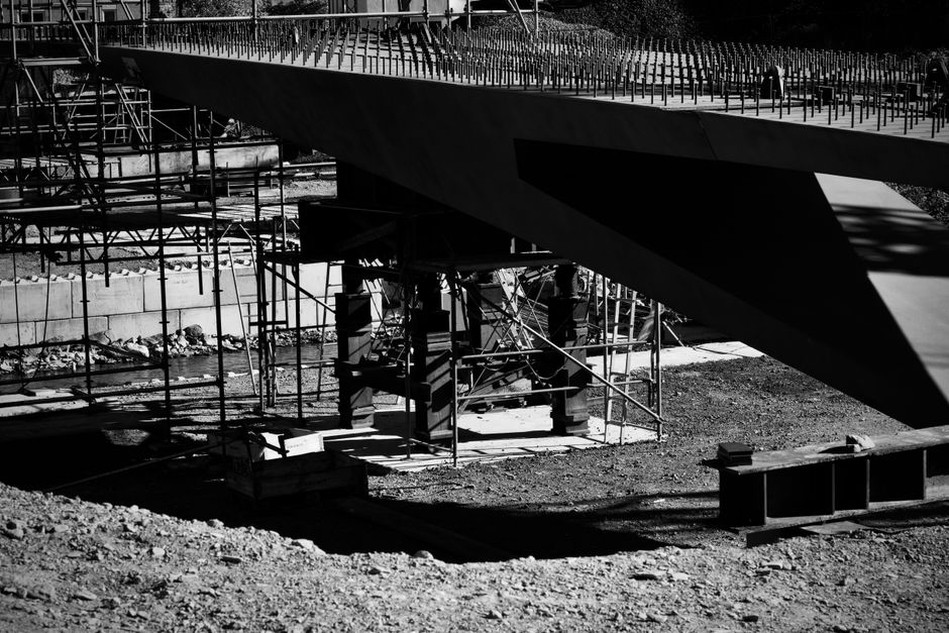 Innovative materials used in modern bridge construction