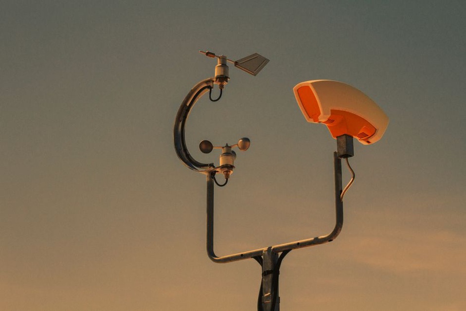 Wind sensor supporting operational decisions at a rail crossing