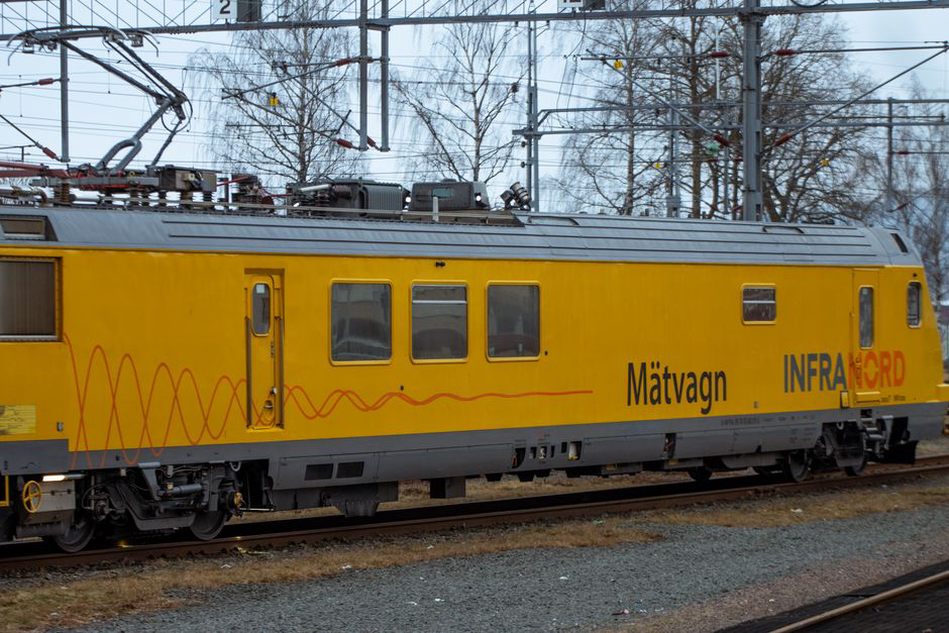 Automated survey equipment measuring rail geometry