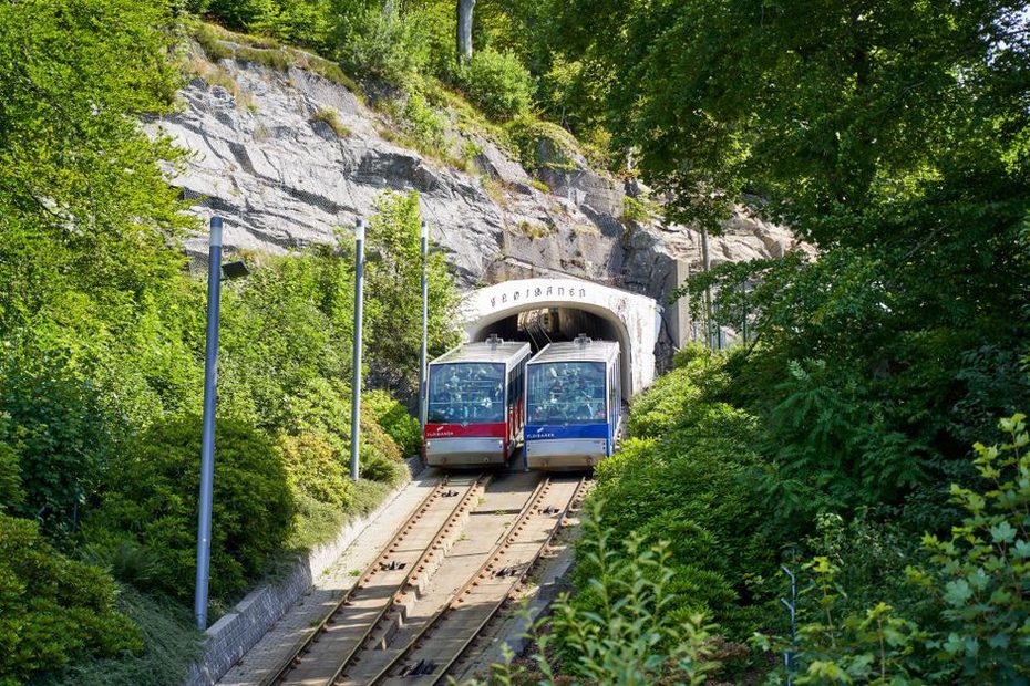 Instruments tracking movement in a railway cutting