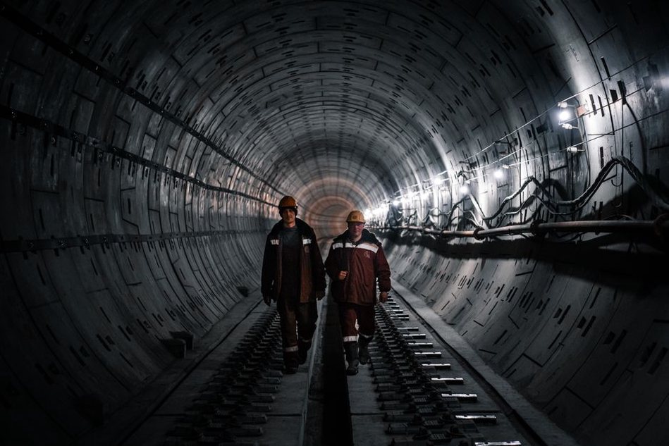 Inspection of a TBM cutterhead during tunnel construction