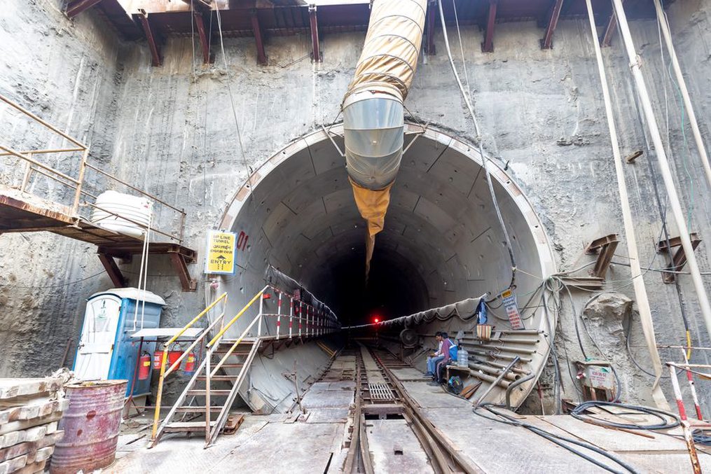 Tunnel construction with seismic considerations in a fault-prone area