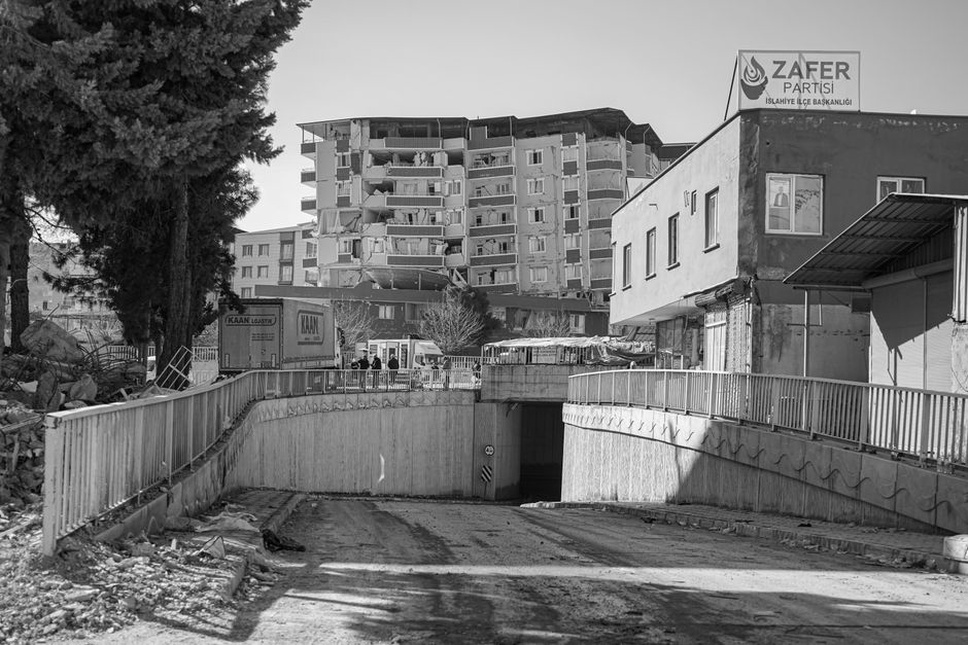 Damage to a tunnel structure following a seismic event