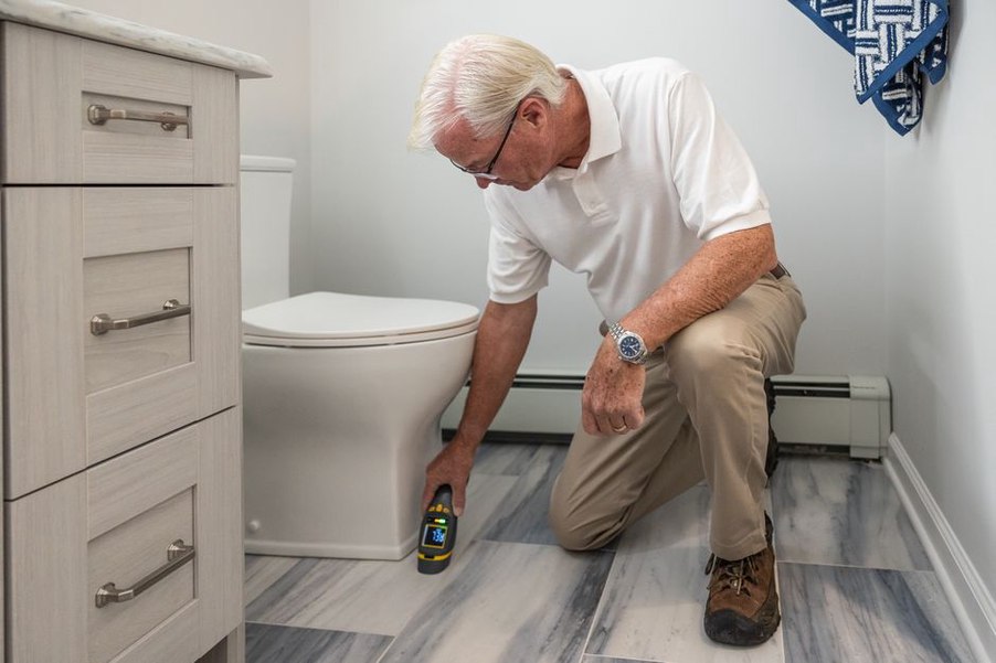 Checking sink connections for signs of moisture