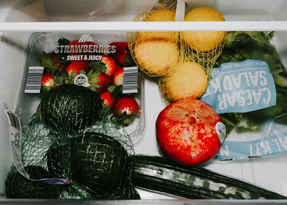 Dry greens stored loosely in a produce drawer
