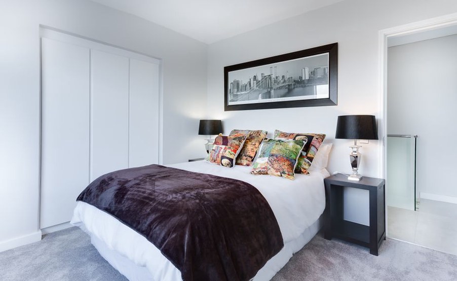 Adjustable bedding layers on a simply arranged bed