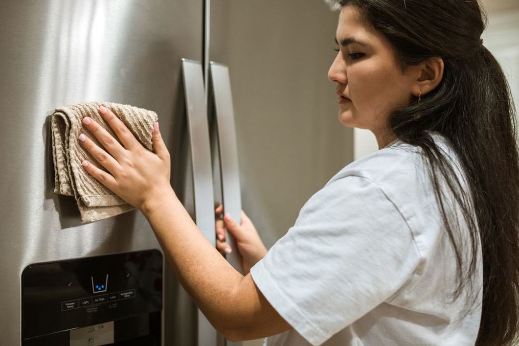 Dust removal at an accessible refrigerator grille