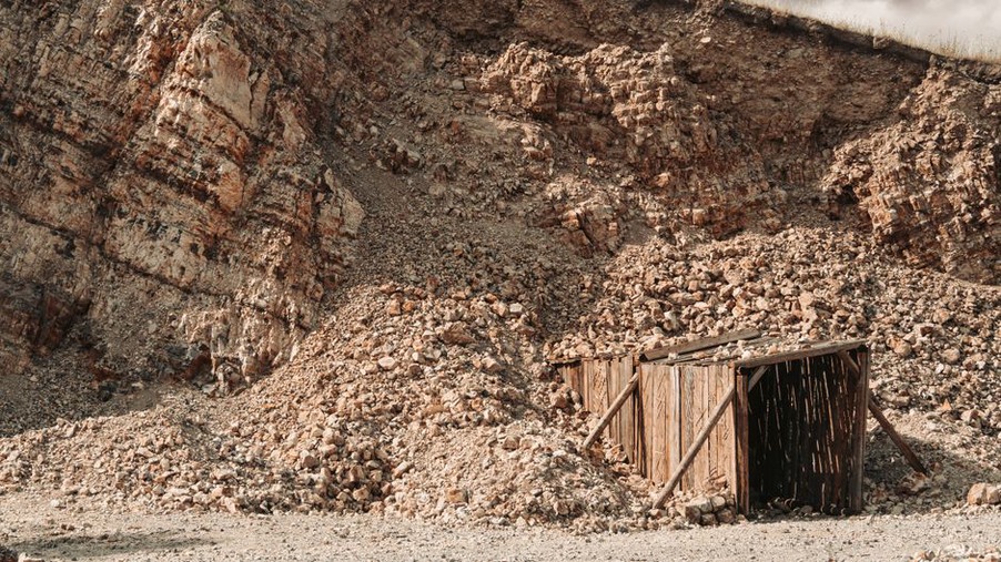 Groundwater entering a fractured tunnel face